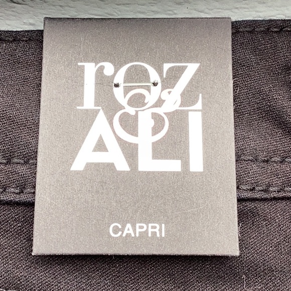 NWT Roz & Ali Luxurious Stretch Denim Black Capri Pant Size 8 - Picture 6 of 7